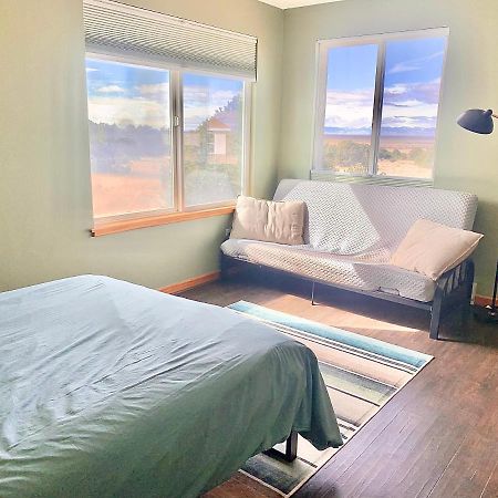 فيلا Cozy Remote Retreat • Mountain Views • Stargazing Crestone المظهر الخارجي الصورة
