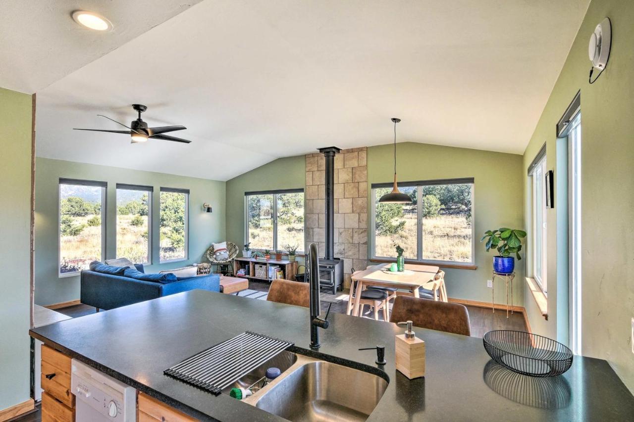 فيلا Cozy Remote Retreat • Mountain Views • Stargazing Crestone المظهر الخارجي الصورة