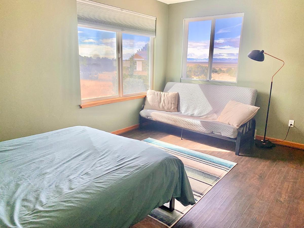 فيلا Cozy Remote Retreat • Mountain Views • Stargazing Crestone المظهر الخارجي الصورة